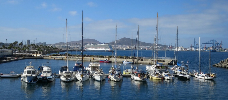 Photo: Row of sailboats along a harbour.